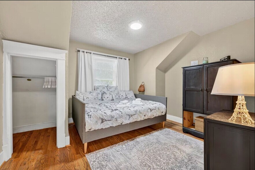 Building Photo - 1821 6th Ave