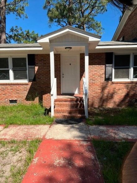 Building Photo - 610 37th Ave N