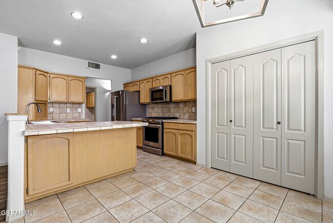 Building Photo - 6141 Loma De Cristo Dr