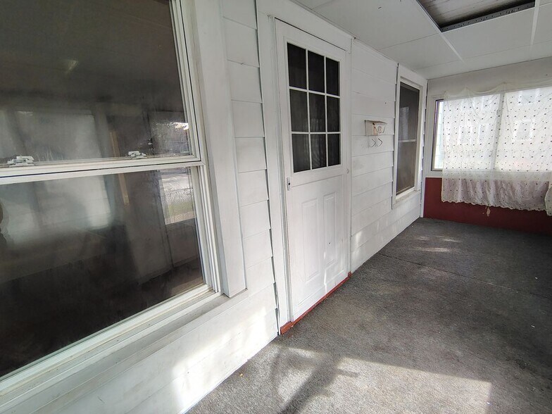 Building Photo - 2331 Midland Ave