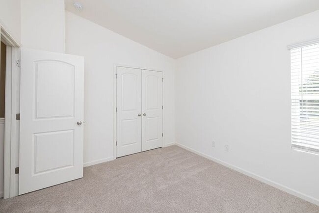 Building Photo - Beautiful Modern 2-Bedroom Townhome AVAILABLE NOW