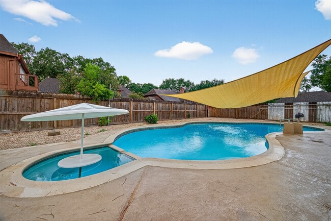 Building Photo - 3006 Golden Hills Ln