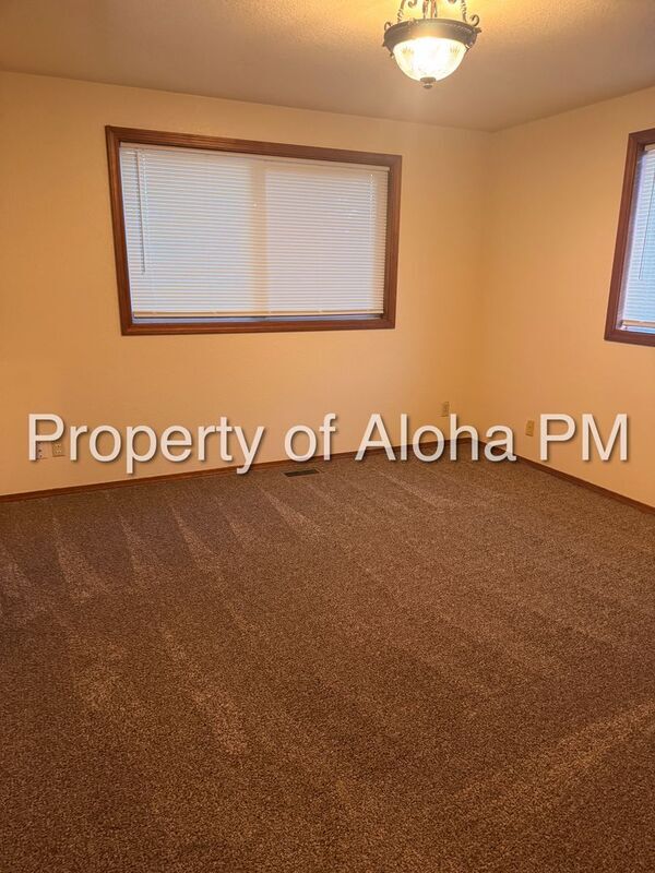 Building Photo - 2171 N Linder Rd