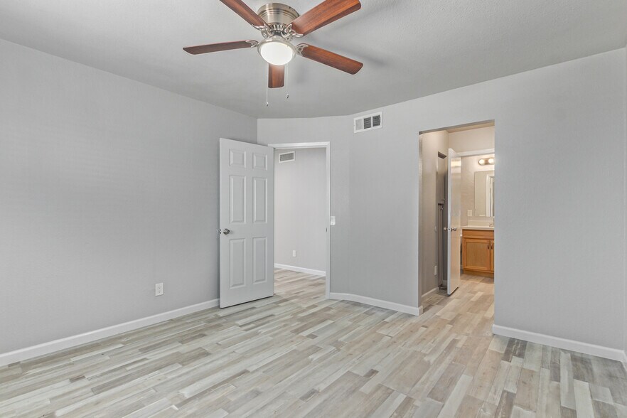 Master Bdrm - 2937 E Beck Ln