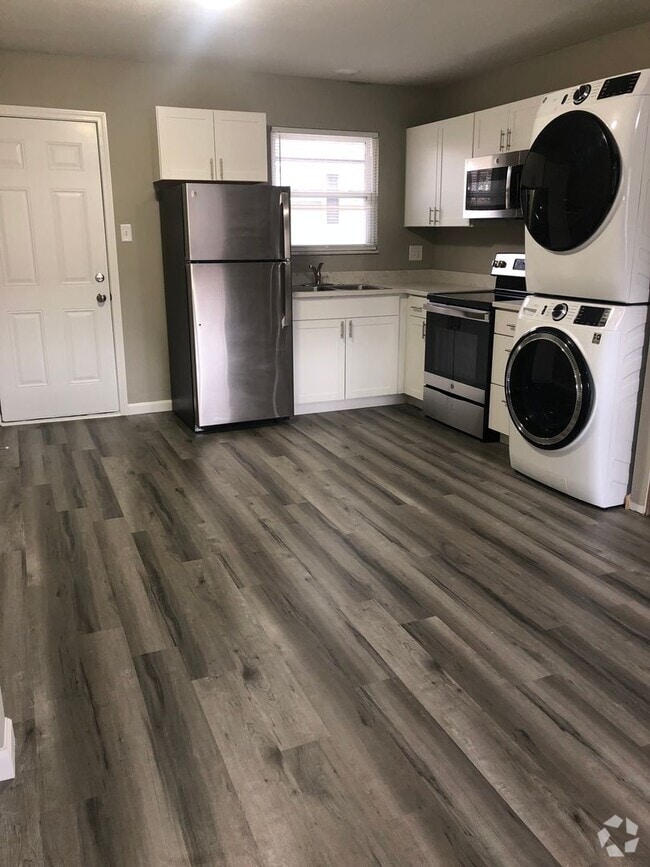 Building Photo - Beautifully Renovated Two Bedroom Apartmen...