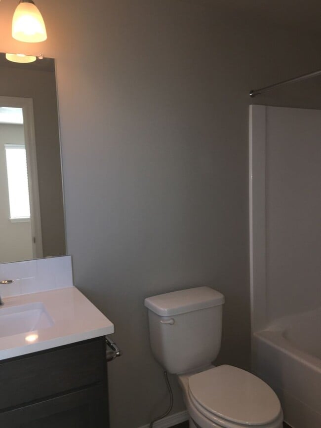 Building Photo - 3 Bedroom / 2 Bathroom Home in SW Redmond