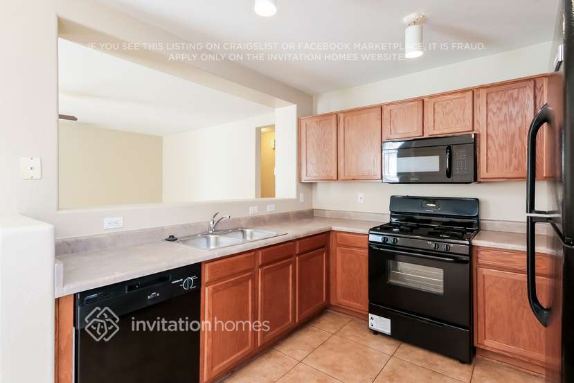 Building Photo - 6050 W Pueblo Ave