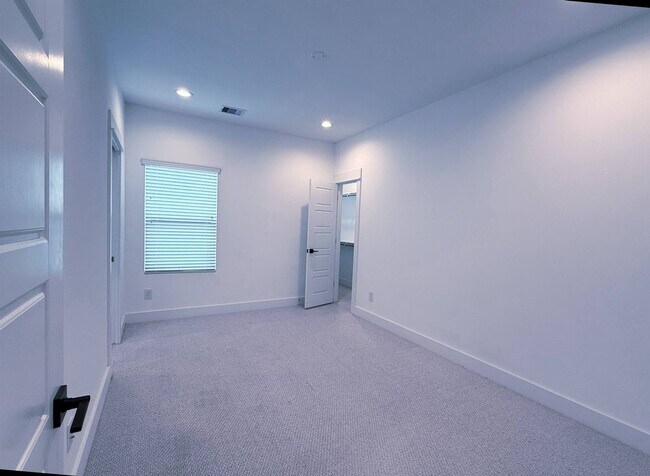 Building Photo - 1058 Mansfield St