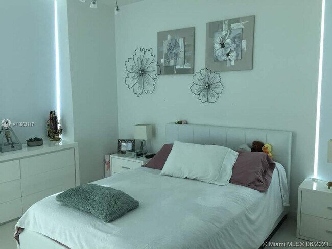 Building Photo - 300 S Biscayne Blvd