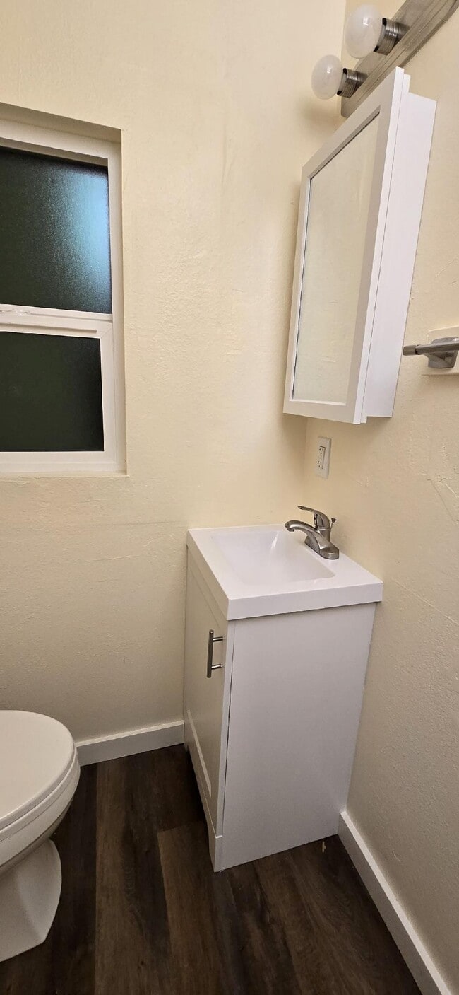 Building Photo - 405 W Oak St