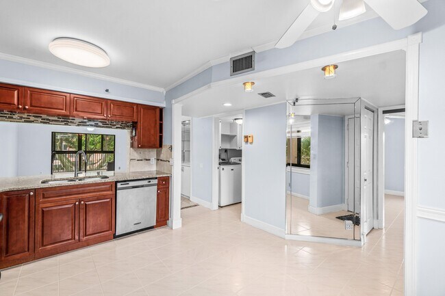 Building Photo - 14475 Strathmore Ln