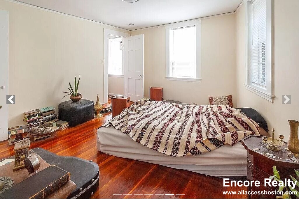 Building Photo - 27 Gibson St