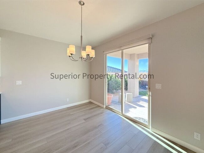 Building Photo - Gorgeous 3 bed, 3.5 bath 3 car garage home with views