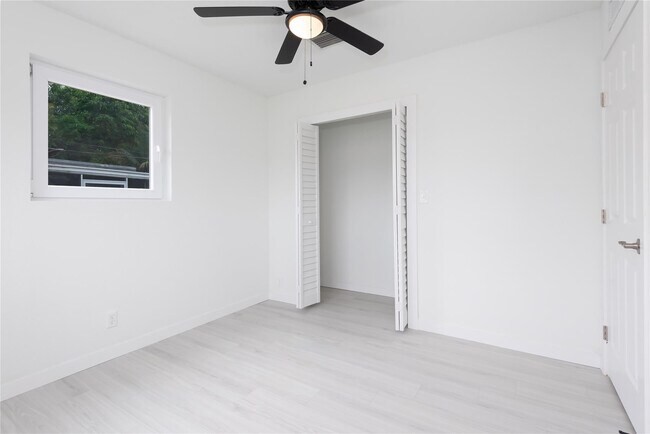 Building Photo - 713 SW 4th Ct