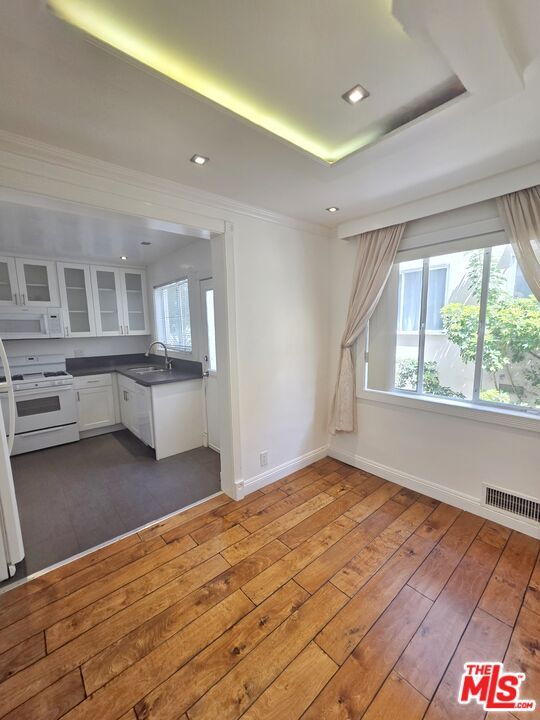 Building Photo - 142 San Vicente Blvd