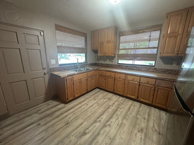Building Photo - 6/3 within Walking Distance to Campus!!