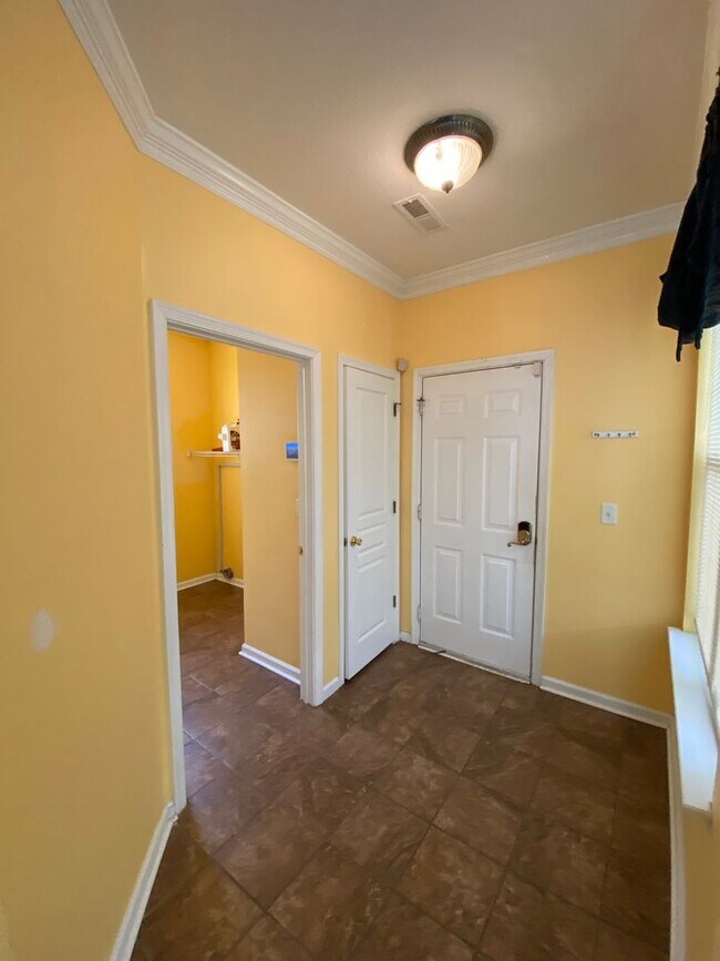 Building Photo - Charming Hampton Home