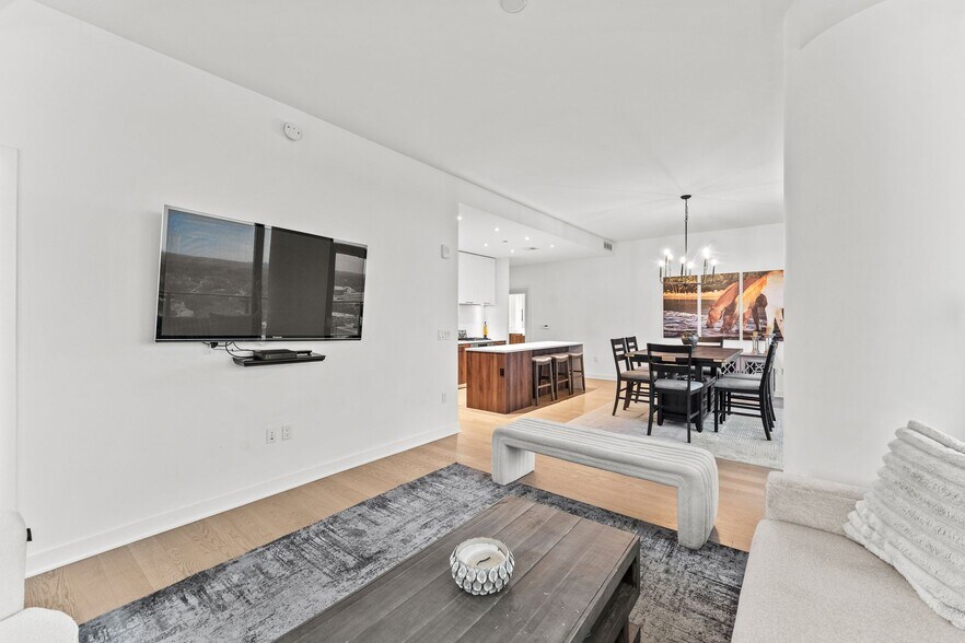 Building Photo - 1650 Silver Hill Dr