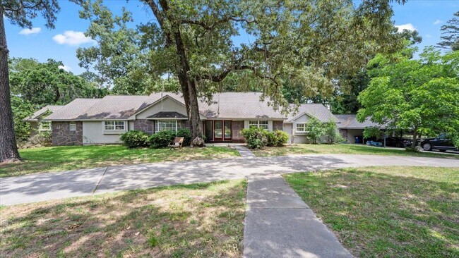 Building Photo - 9502 Rolling Oaks