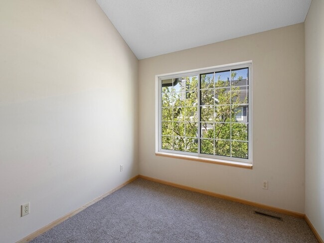 Building Photo - 15625 24th Ave N