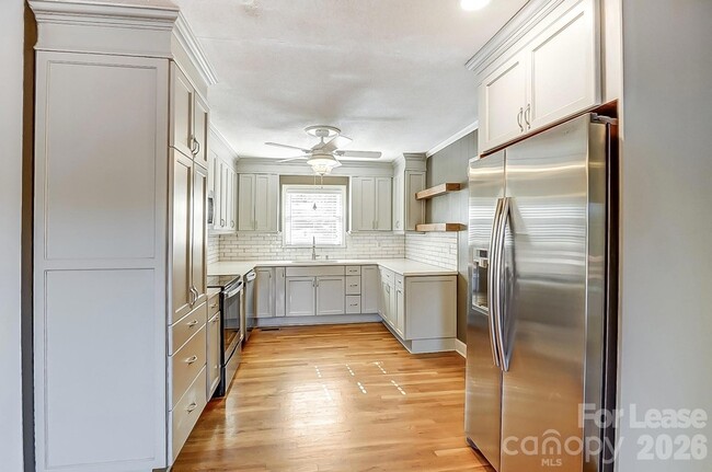 Building Photo - 10 Spruce Pine Dr