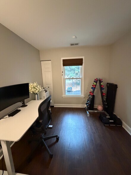 Building Photo - 7602 Lakeside Village Dr