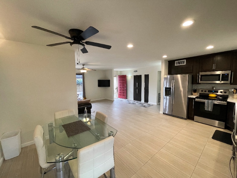 Building Photo - 3733 E Poinsettia Dr