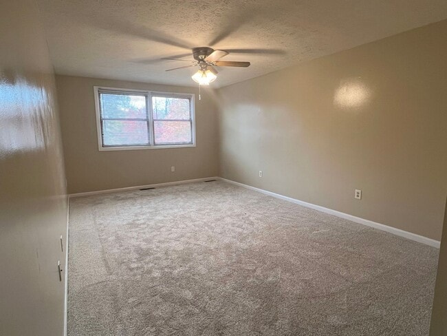 Building Photo - (2) bedroom Town-House w/ new Dining Room ...