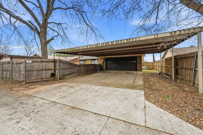 Building Photo - 2102 Lewis Trail