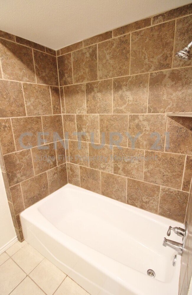 Building Photo - Fabulous 2-Story 5/2.5/2 Adjacent to Creek In DeSoto For Rent!