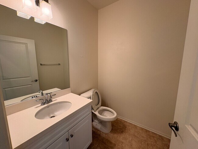 Building Photo - 3 Bed, 4 Bath in Eastvale!