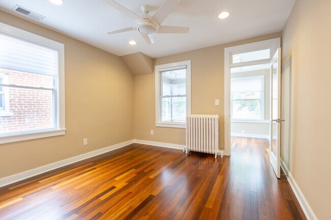 Building Photo - Beautiful 4 BR/3.5 BA Townhome in Cathedra...