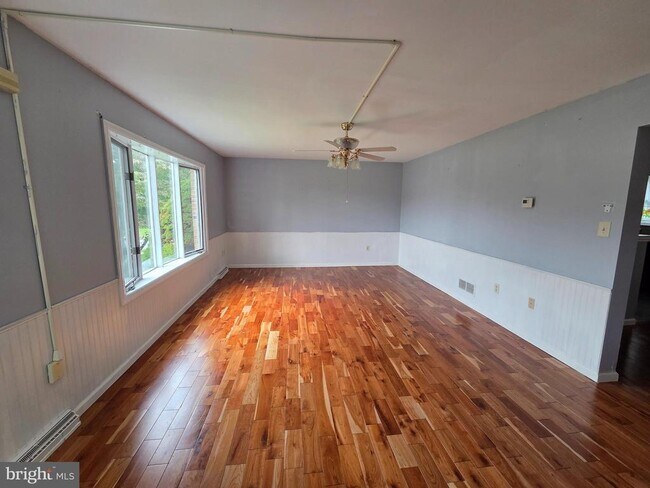 Building Photo - 945 Timber Ln