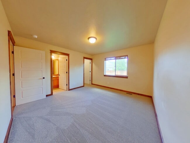 Building Photo - PET FRIENDLY! Beautiful 3 bedroom 2 1/4 bath townhouse in 4 Corners! Fenced backyard!