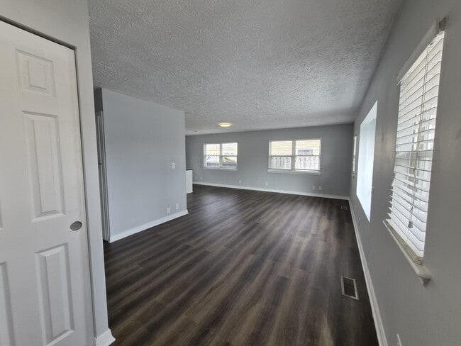 Building Photo - 484 Carol Dr