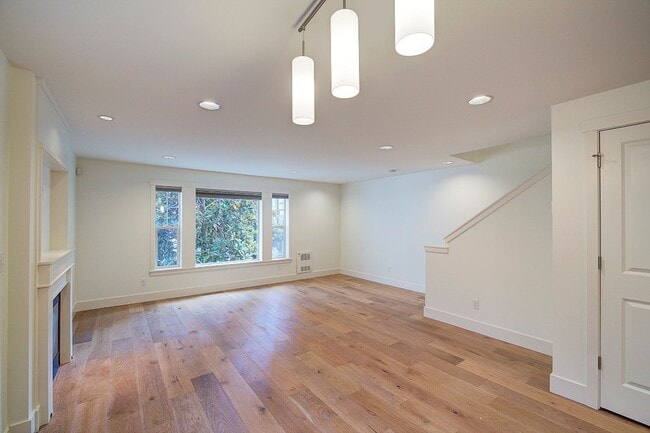 Building Photo - 2Bd/1.5Ba Seattle Townhouse