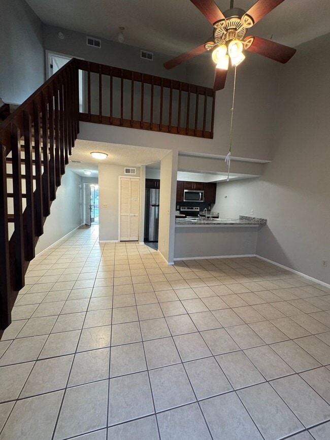 Building Photo - 2 bedroom + loft, 2 bathroom townhome near UCF