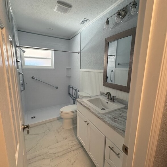 Building Photo - 733 Oleander Dr SE