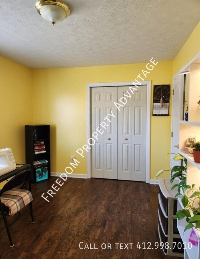 Building Photo - 353 Clavale St