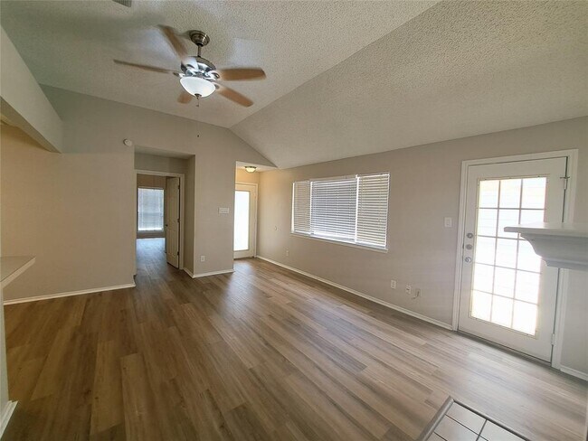 Building Photo - 840 Topaz Ln