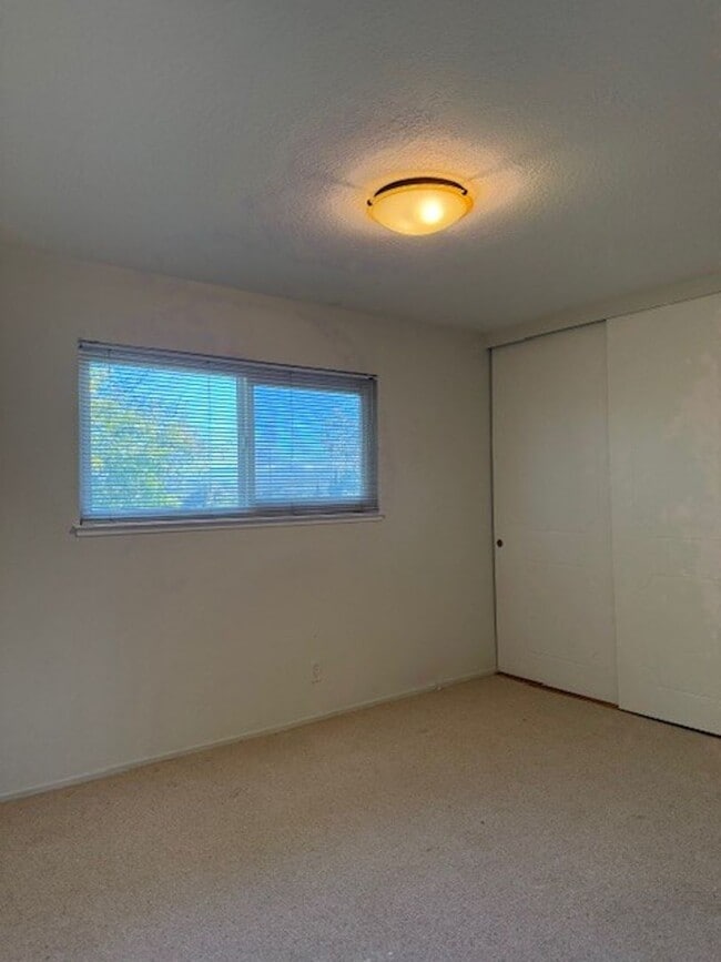 Building Photo - Beautiful 4 Bedroom 2.5 Bath Home in Montevideo Community
