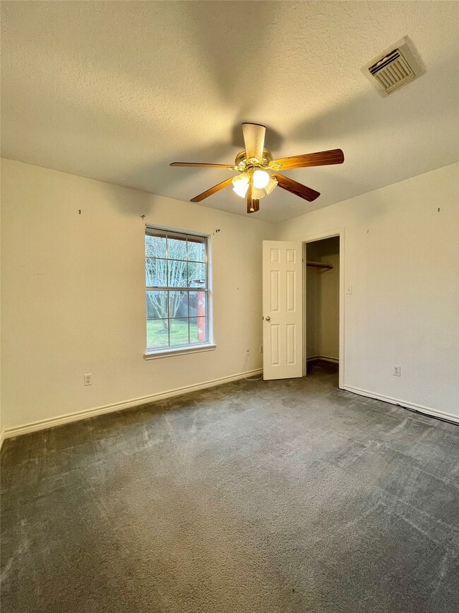 Building Photo - 704 Manor Dr