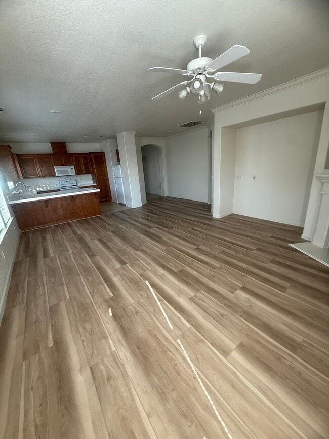 Building Photo - 55+ Gated Community Beautiful 3 Bed / 2 Bath Home in Desirable