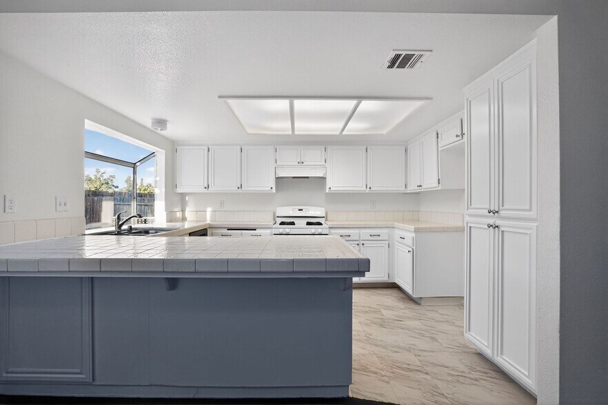 Building Photo - 705 Desert Calico Dr
