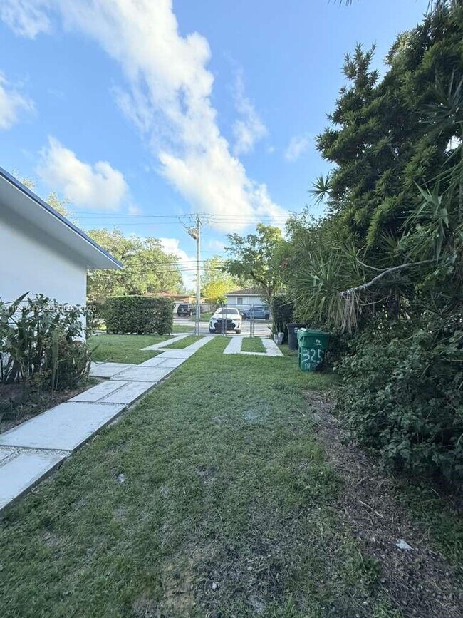 Building Photo - 325 NE 131st St