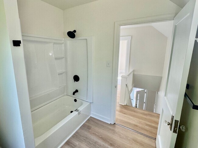 Building Photo - Newly Renovated 2 Bed, 1 Bath Home with Bonus Room - Conveniently Located, Central Heat - Availab...