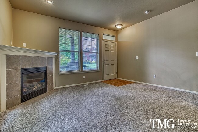 Building Photo - Gorgeous 4-bedroom Townhome with garage and washer / dryer in unit.