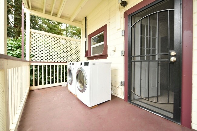 Building Photo - 1p716 - 3055-3061 Adeline Street