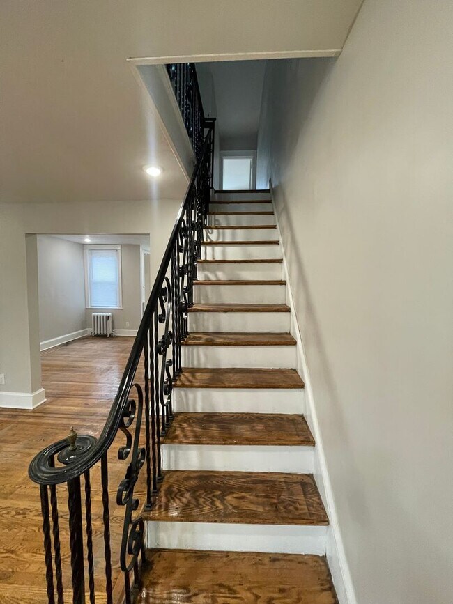 Building Photo - Spacious 3BR Rental with Finished Walk-Out Basement in Philadelphia