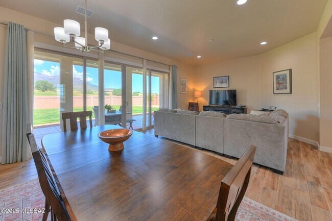 Building Photo - Kings Ranch